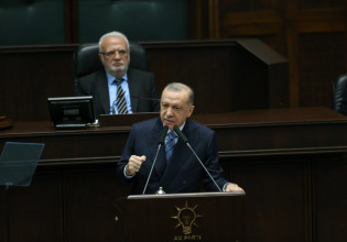 Ο Ερντογάν αποκτά πλήρη έλεγχο της οικονομικής πολιτικής και επιμένει στα χαμηλά επιτόκια