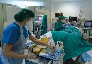 Όμικρον – Παρά το ρεκόρ κρουσμάτων, οι νοσηλείες παραμένουν «σχετικά λίγες» στις ΗΠΑ