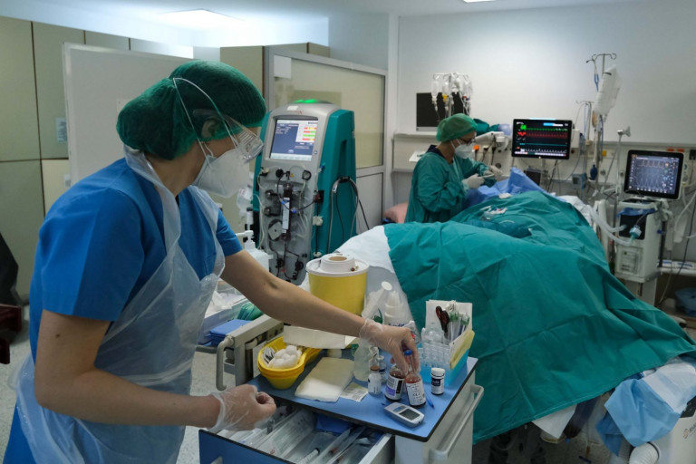 Όμικρον – Παρά το ρεκόρ κρουσμάτων, οι νοσηλείες παραμένουν «σχετικά λίγες» στις ΗΠΑ