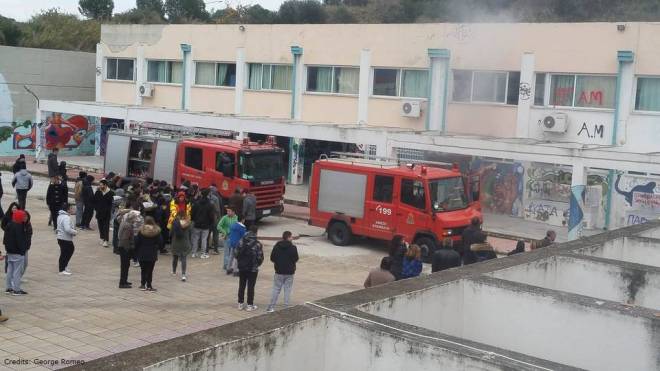 Πάτρα – Έριξαν δυναμιτάκια στο προαύλιο του 4ου ΕΠΑΛ- Επιτόπου αστυνομικές δυνάμεις