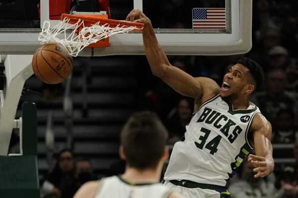 NBA – Ένας μυθικός Γιάννης… ξέρανε τους Χόρνετς