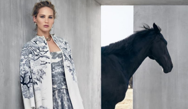 Tζένιφερ Λόρενς – Με φουσκωμένη κοιλίτσα στο κόκκινο χαλί της νέας της ταινίας