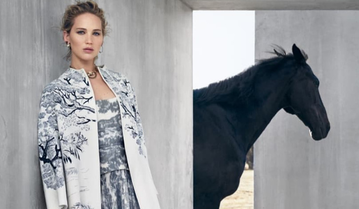 Tζένιφερ Λόρενς – Με φουσκωμένη κοιλίτσα στο κόκκινο χαλί της νέας της ταινίας