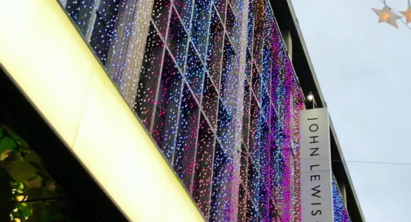 John Lewis – Το επίμαχο φόρεμα «Λολίτα» και το σκάνδαλο που οδήγησε στην άμεση απόσυρση του