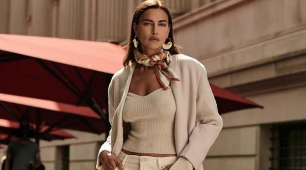 Ιρίνα Σάικ – Η εμφάνιση στο κόκκινο χαλί που «έκοψε» την ανάσα