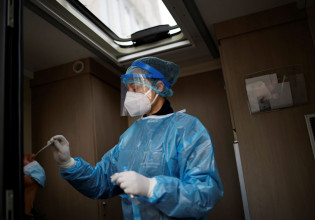 Όμικρον – Ασαφές αν απαιτούνται νέα εμβόλια, λέει ο ΕΜΑ