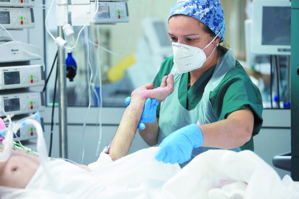 Όμικρον – Χωρίς τρίτη δόση έως και το 90% όσων νοσηλεύονται, λέει ο Μπόρις Τζόνσον