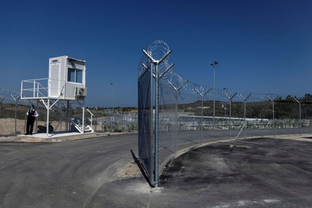 Διεθνής Αμνηστία – Καταγγέλλει απαγόρευση εξόδου σε 100 πρόσφυγες από τον καταυλισμό-φυλακή της Σάμου