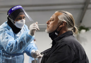 Όμικρον – «Καμία ένδειξη» ηπιότερης νόσου, δείχνει έρευνα στη Βρετανία – Πόσο αποτελεσματική είναι η αναμνηστική δόση