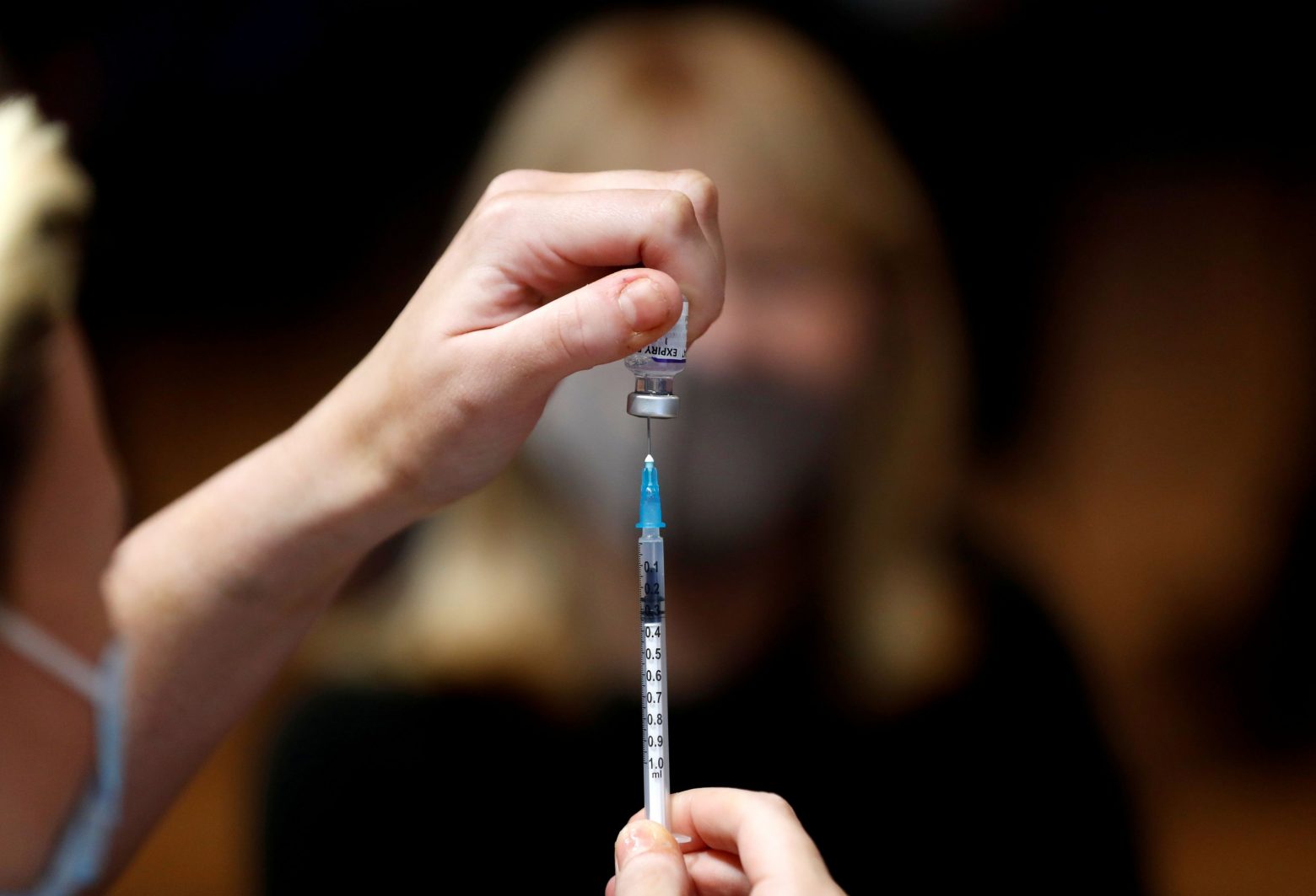 Italia – Infermiera negativa vaccinata con siringa vuota