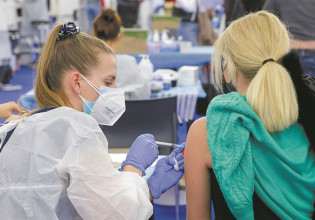 Το 2022 έρχεται με 4η δόση εμβολίων και νέα φάρμακα