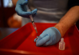 Όμικρον – Σημαντική πτώση της αποτελεσματικότητας των εμβολίων δείχνουν οι πρώτες μελέτες