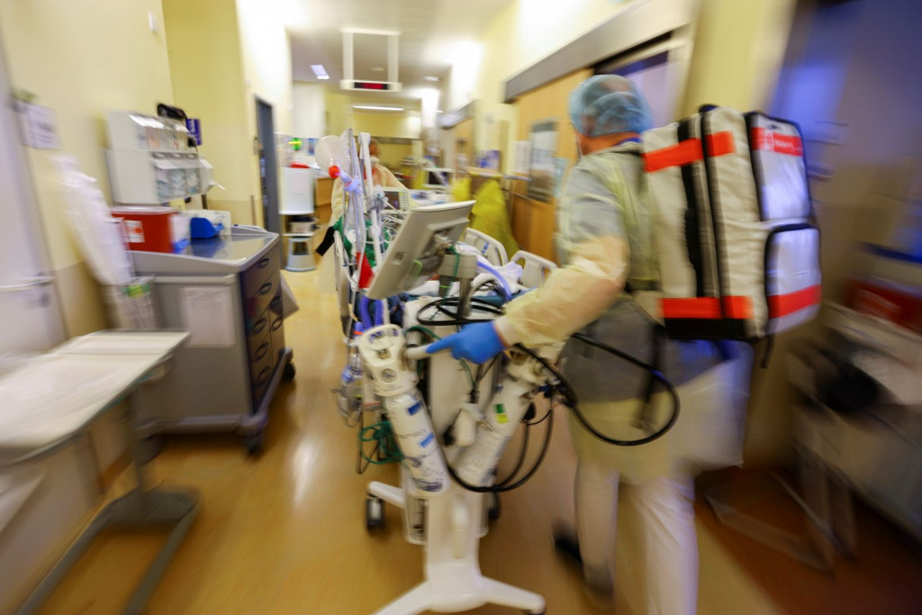 Όμικρον – Ραγδαία αύξηση κρουσμάτων αλλά με ηπιότερα συμπτώματα βλέπει ανάλυση του Economist