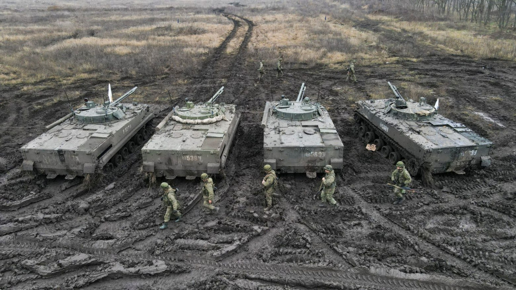 Ρωσία – Γυρίζει στρατιώτες πίσω στη βάση μετά από εκπαίδευση κοντά στην Ουκρανία