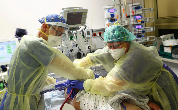 Κοροναϊός – 5.736 νέα κρούσματα και 130 θάνατοι – Στους 700 οι διασωληνωμένοι