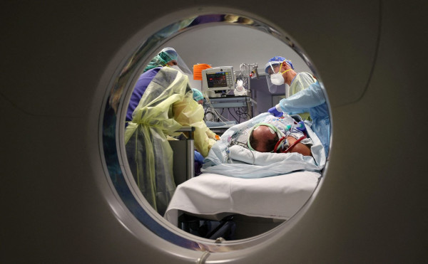 Όμικρον – Η νέα παραλλαγή «εξίσου πιθανό να οδηγήσει σε νοσηλεία»