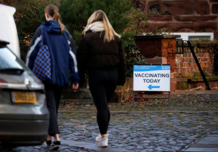 Όμικρον – Έτσι μας προστατεύει η αναμνηστική δόση του εμβολίου από τη νέα παραλλαγή