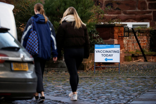 Όμικρον – Έτσι μας προστατεύει η αναμνηστική δόση του εμβολίου από τη νέα παραλλαγή