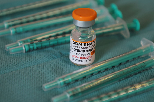 Κοροναϊός – Ποια είναι η αποτελεσματικότητα της τρίτης δόσης έναντι της Όμικρον