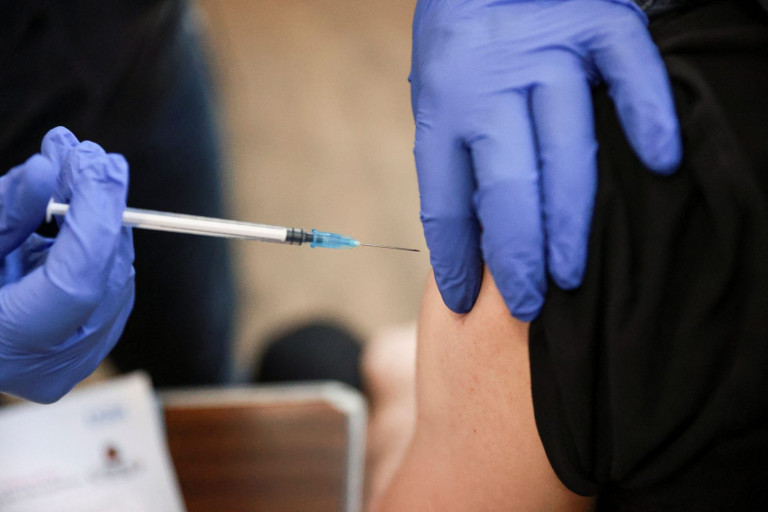 Μόσιαλος – Η τρίτη δόση εμβολίου εξουδετερώνει την Ομικρον