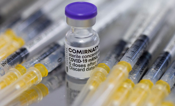 Όμικρον – Η ΕΕ θα παραγγείλει νέα βερσιόν του εμβολίου της Pfizer