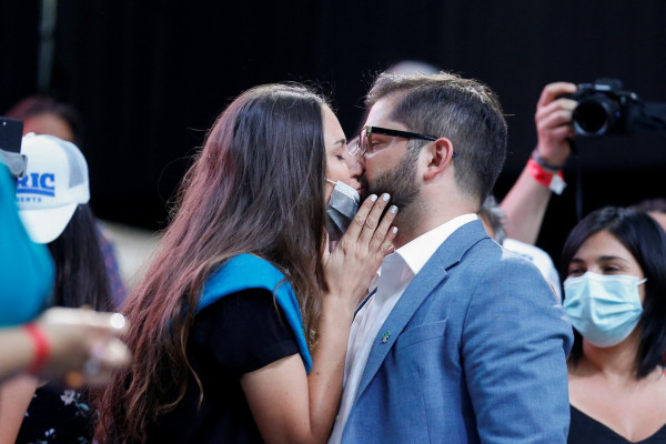 Χιλή – Ποια είναι η ελληνικής καταγωγής Ιρίνα Καραμάνος – Σύντροφος του αριστερού προέδρου της χώρας;