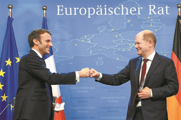 «Πυρηνική» κόντρα ανάμεσα σε Σολτς και Μακρόν