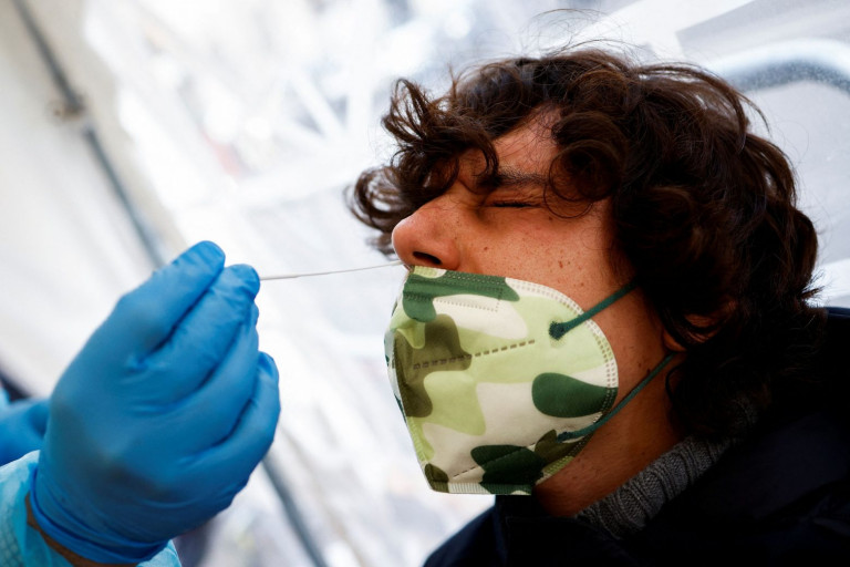 Όμικρον – Η νέα παραλλαγή είναι ακίνδυνο κρυολόγημα, ισχυρίζεται ισραηλινός γιατρός