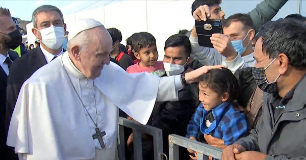 Πάπας Φραγκίσκος – Θερμή υποδοχή από τους πρόσφυγες και μετανάστες στο ΚΥΤ στη Μυτιλήνη