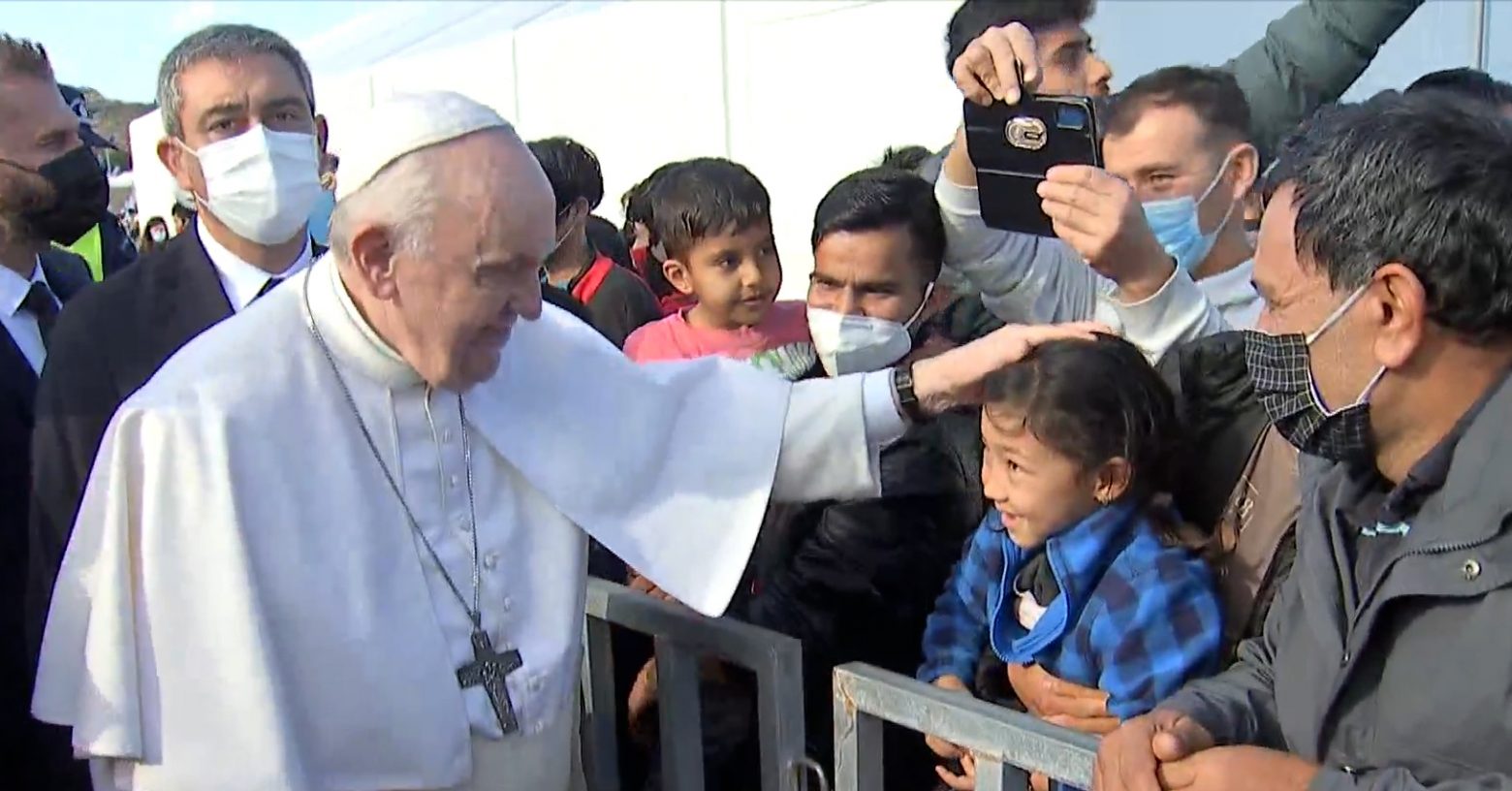 Πάπας Φραγκίσκος - Θερμή υποδοχή από τους πρόσφυγες και μετανάστες στο ΚΥΤ στη Μυτιλήνη