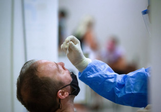 Κοροναϊός – Πόσες μέρες μετά την επαφή με κρούσμα πρέπει να κάνουμε τεστ;