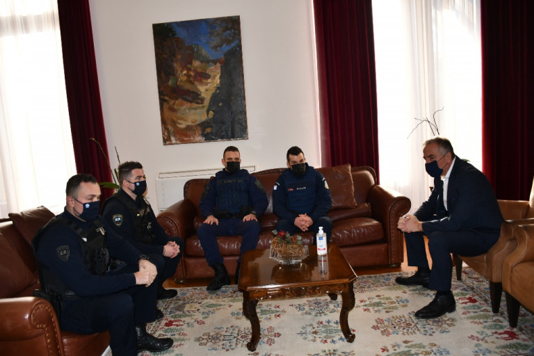 Τα «μπράβο» στους 4 αστυνομικούς