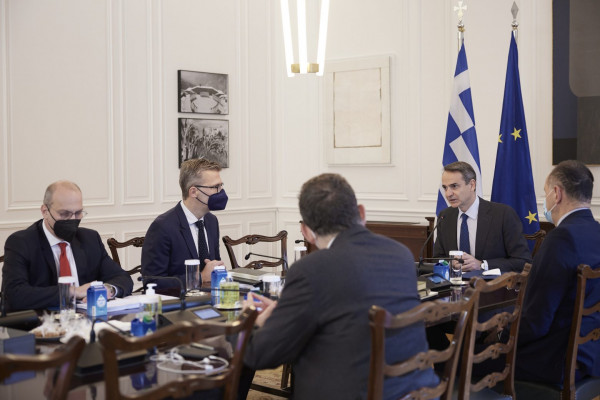 Μητσοτάκης – Σύσταση για δύο self test ενόψει των εορτών – «Παράθυρο» για επέκταση τηλεργασίας και αλλαγές στο ωράριο στην εστίαση το νέο έτος