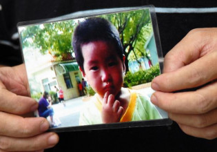 Κίνα – Επανενώθηκε με τους γονείς του 14 χρόνια μετά την απαγωγή του