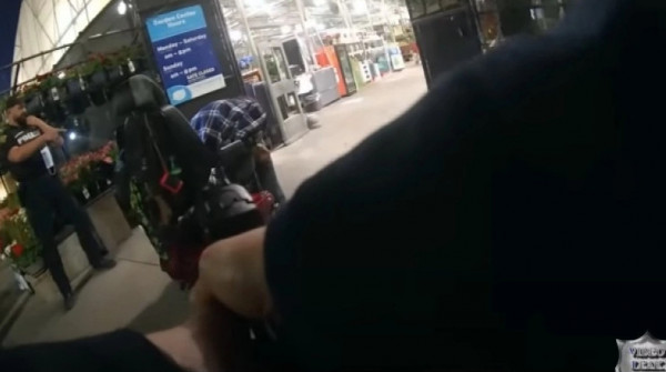 ΗΠΑ – Αστυνομικός πυροβολεί 9 φορές και σκοτώνει άνδρα σε αναπηρικό αμαξίδιο