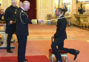 Λιούις Χάμιλτον – Τον έχρισε ιππότη ο πρίγκιπας Κάρολος – Τον συνόδευσε η μαμά του