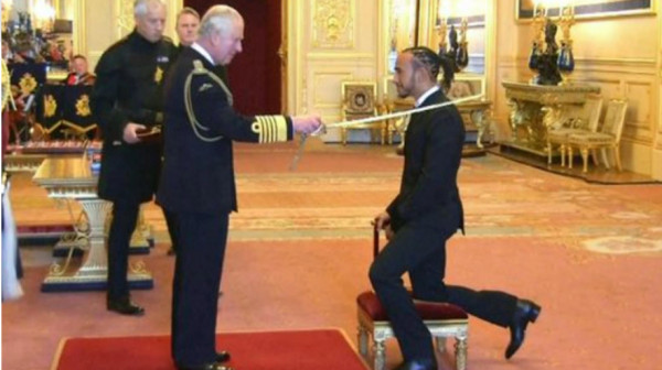 Λιούις Χάμιλτον – Τον έχρισε ιππότη ο πρίγκιπας Κάρολος – Τον συνόδευσε η μαμά του