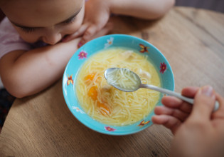 Κοροναϊός – Πιθανή ένδειξη λοίμωξης στα βρέφη η ξαφνική αποστροφή για το φαγητό