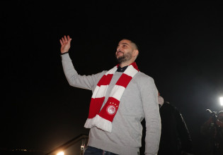 Η αγκαλιά του Μανωλά με τον Μοντέστο μέσα στην ΠΑΕ