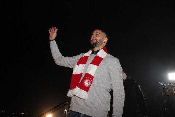 Η αγκαλιά του Μανωλά με τον Μοντέστο μέσα στην ΠΑΕ