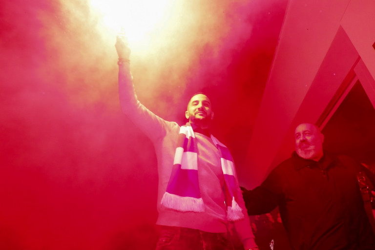 Έγινε ένα με τους οπαδούς του Ολυμπιακού ο Μανωλάς – «Είσαι στο μυαλό κάτι μαγικό»