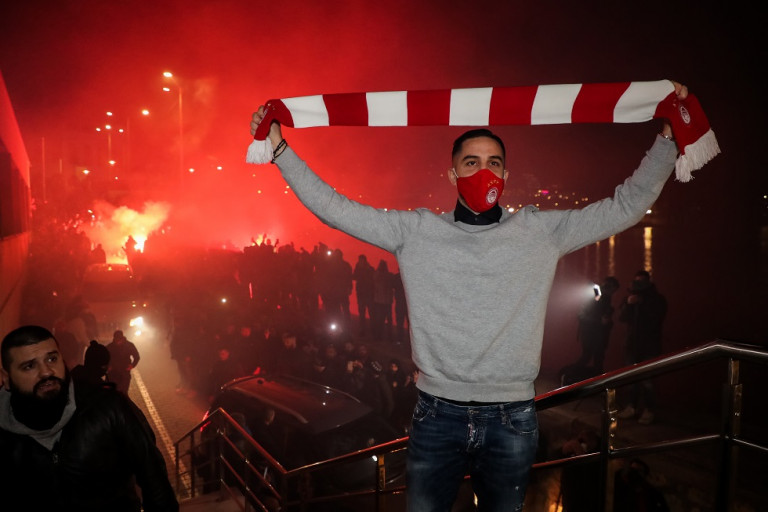 «Τρελάθηκε» ο κόσμος του Ολυμπιακού με την κίνηση Μαρινάκη να φέρει Μανωλά [Εικόνες]