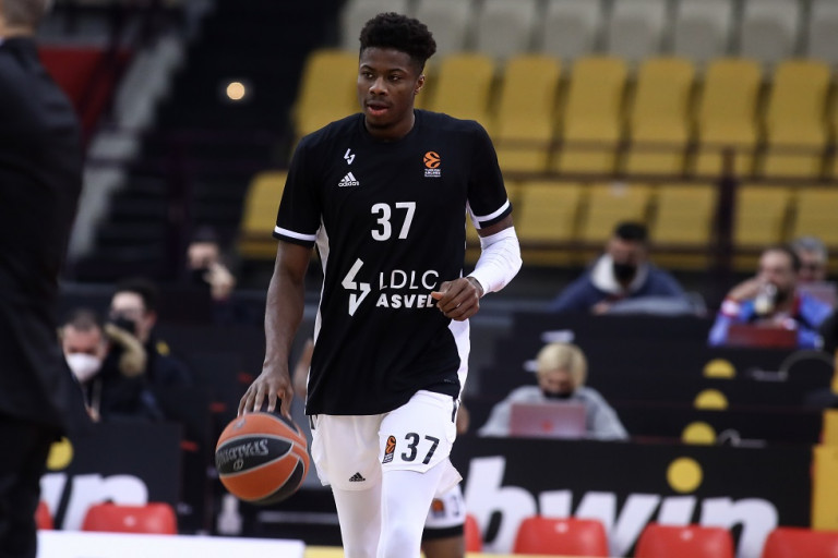 Τρομερό κάρφωμα του Αντετοκούνμπο – Χειροκρότησε και το ΣΕΦ