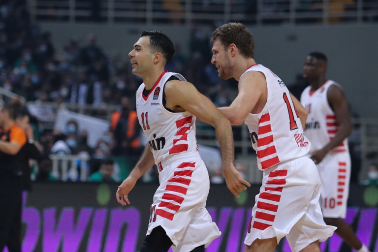 Ολυμπιακός – Μοίρασε φιλάκια στο ΟΑΚΑ ο Σλούκας