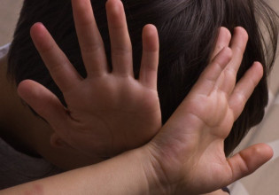 Νηπιαγωγός κατηγορείται για σεξουαλική κακοποίηση 4χρονου – Ξεσπά ο πατέρας