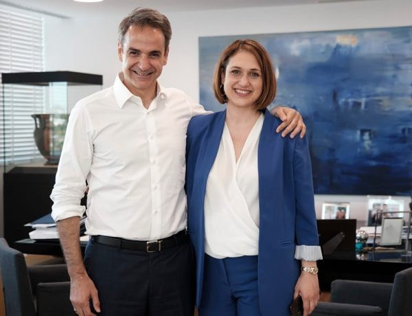 Η Βίκυ Λοϊζου πάει… Κυκλάδες