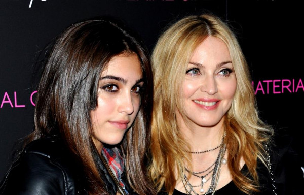 Μαντόνα και Λούρδη ποζάρουν μαζί με σέξι εσώρουχα και αναστατώνουν