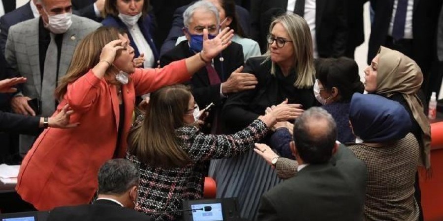 Τουρκία - Γυναίκες βουλευτές πιάστηκαν στα χέρια στη συζήτηση για τον προϋπολογισμό