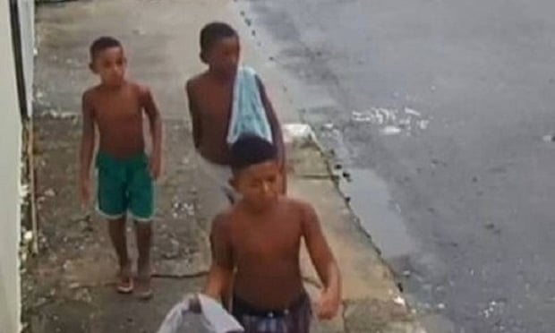 Βραζιλία – Απήγαγαν, βασάνισαν και εκτέλεσαν ανήλικα αγόρια επειδή έκλεψαν ένα πτηνό