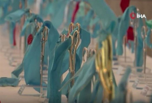 Τουρκία – Έκθεση με εκατοντάδες… ψαλίδια και κορδέλες από τα εγκαίνια του Ερντογάν